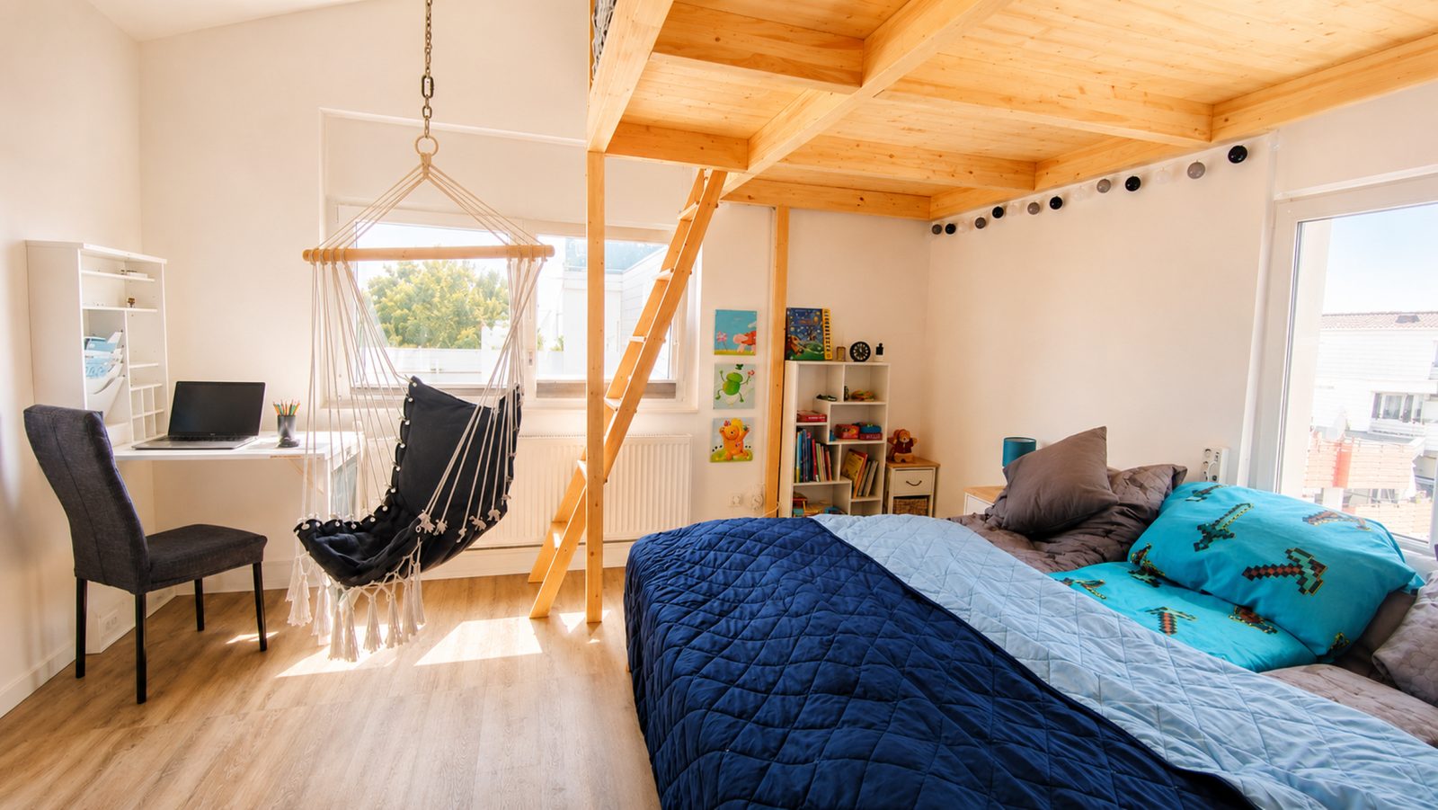 Großes Familienbett in der Wohnung